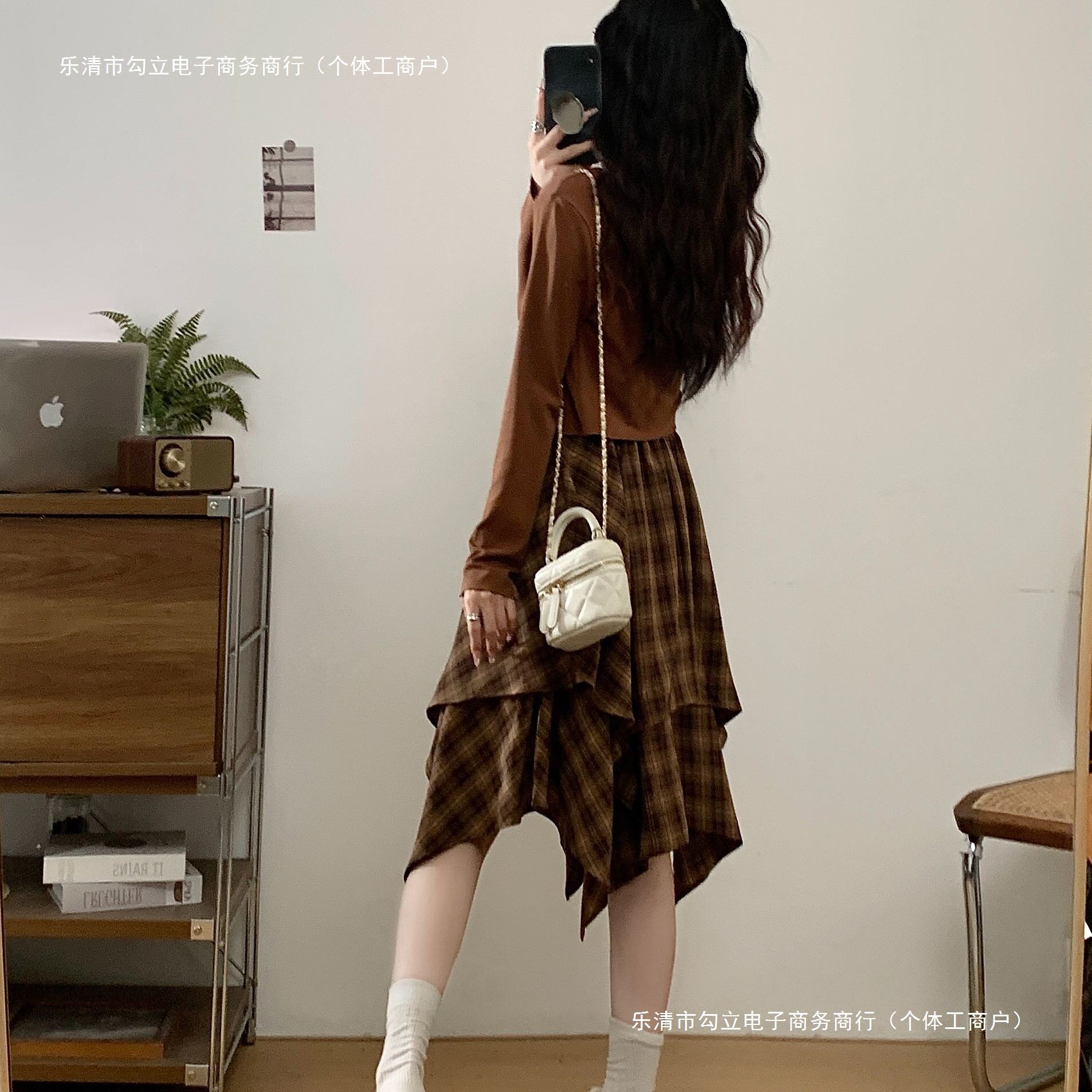 大码穿搭套装秋季新款法式小香风不规则格子吊带连衣裙