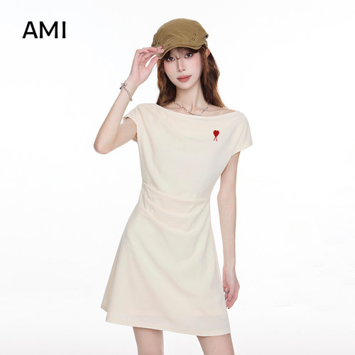 AMI官方美式新款简约一字肩褶皱连衣裙女2026夏季小个子收腰显瘦