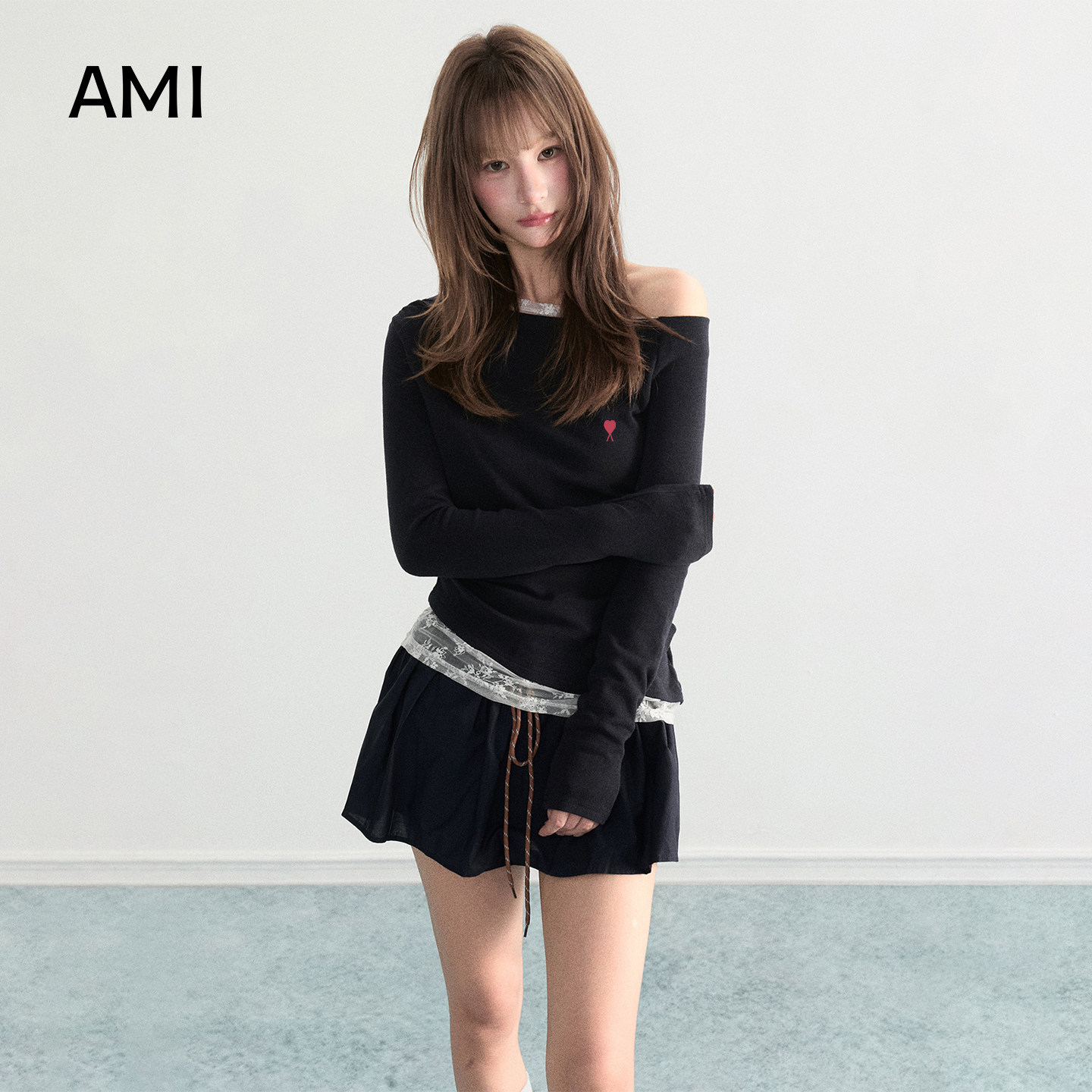 AMI官方黑色蕾丝斜肩长袖t恤女春秋春2026新款收腰修身不规则露肩