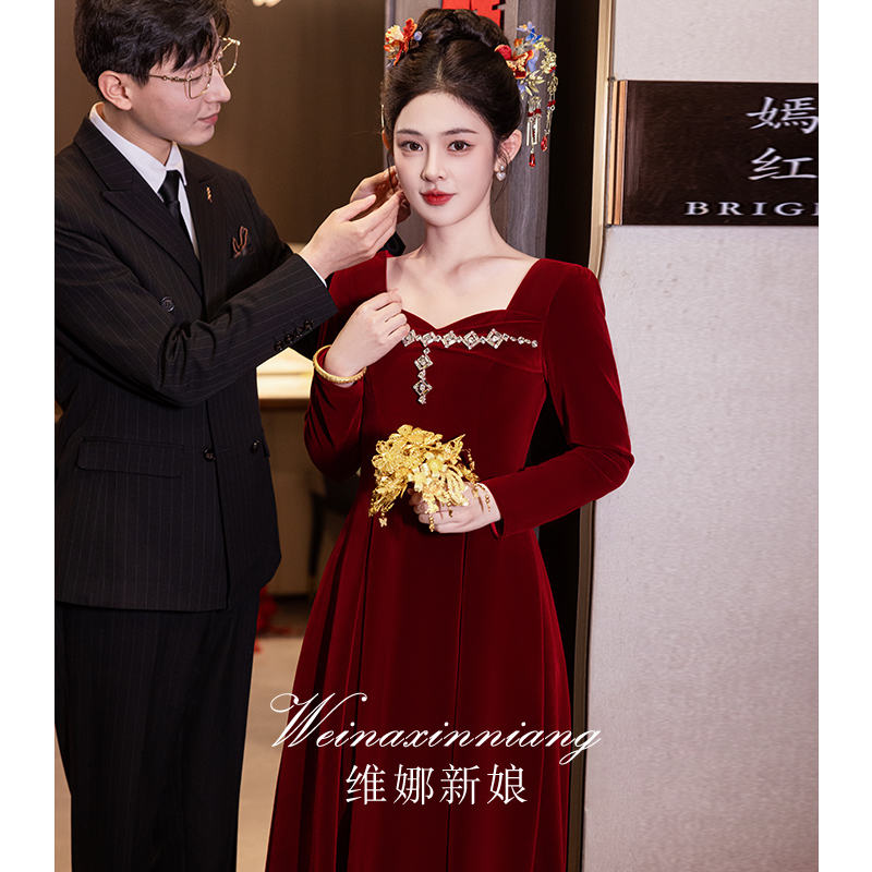 丝绒敬酒服新娘2025新款法式高级感订婚礼服连衣裙酒红色回门便装