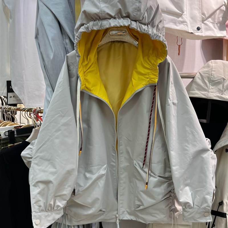 大码胖mm洋气撞色帽子阔版风衣2025春秋设计感外套冲锋衣百搭好看