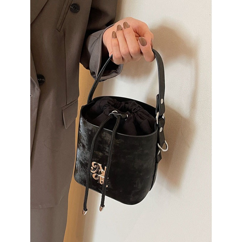 手拎包秋冬磨砂黑色包包女2024新款时尚小众设计百搭斜挎包水桶包