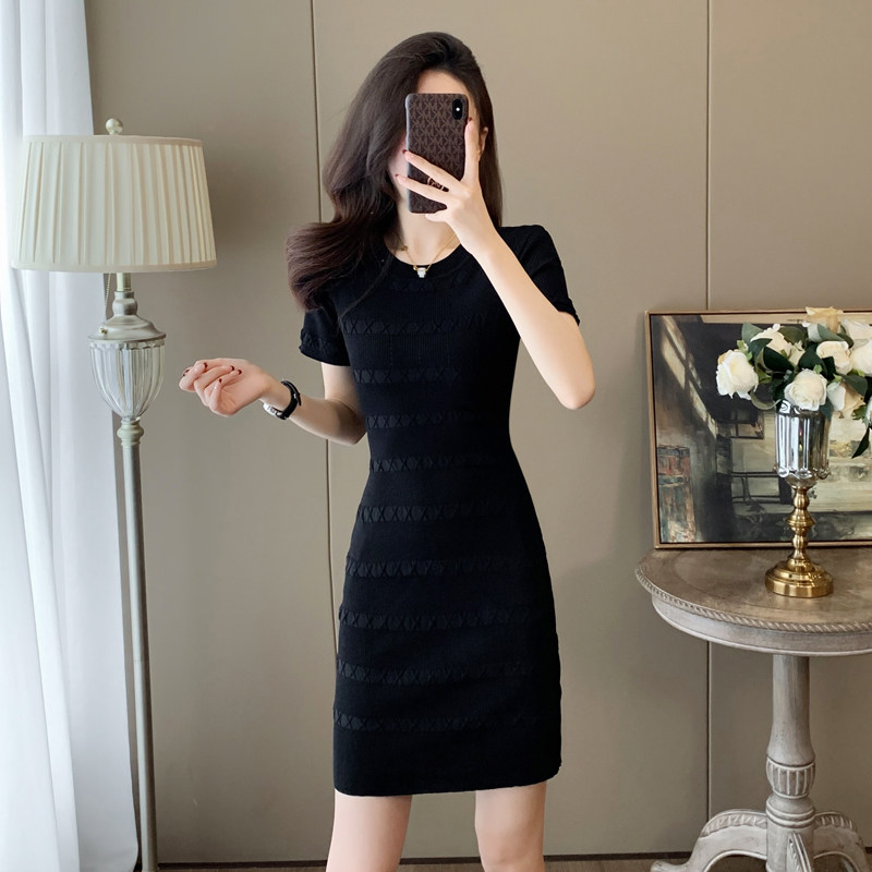 高级感黑色圆领冰丝针织连衣裙女夏季新款小个子短袖包臀打底裙子