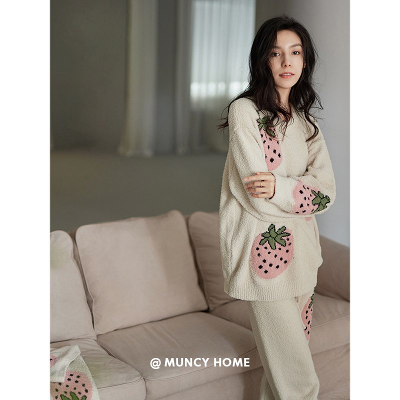 曼系珊瑚绒睡衣女秋冬可爱休闲风草莓家居服保暖半边绒带围巾套装