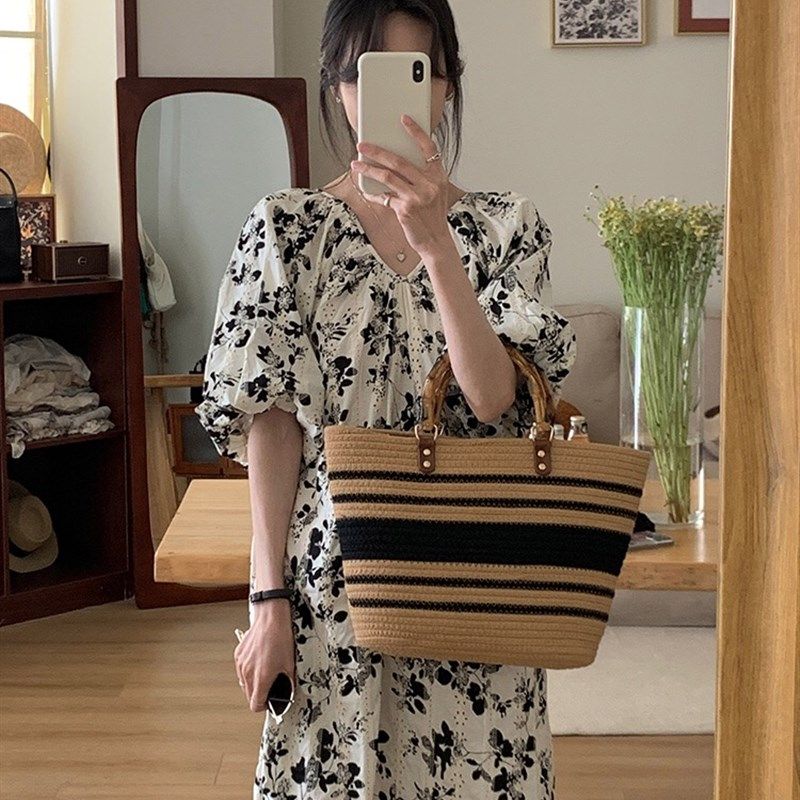 韩国哺乳装连衣裙夏季V领泡泡袖外出辣妈镂空水T墨画刺绣喂奶裙子