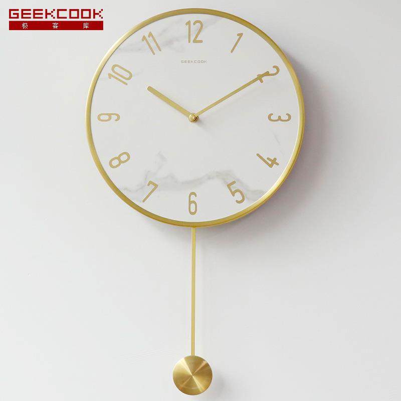 现代轻奢静音挂钟:轻奢岩板金属框大理石纹石材摇摆钟表
