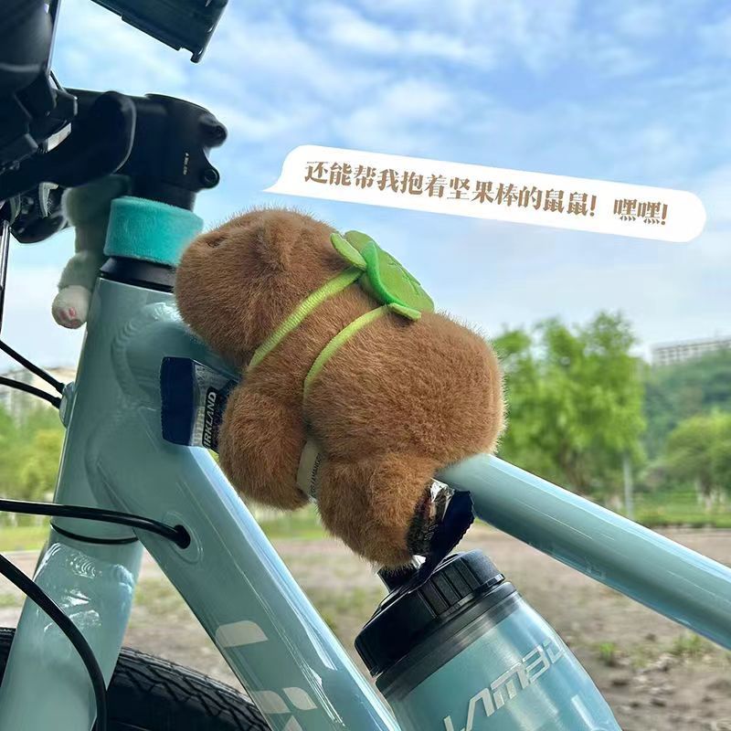 卡皮巴拉趴趴手环背包啪啪圈水豚玩偶自行车毛绒玩具手腕公仔配饰