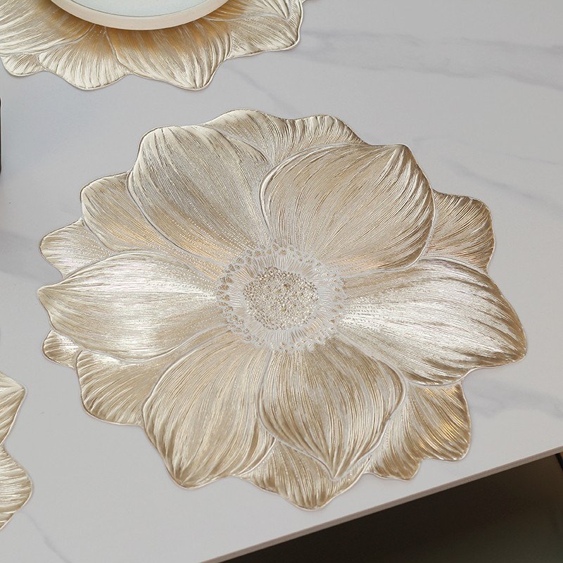 【到手2片】荷花烫金PVC餐垫3D隔热垫清洁用具餐桌垫可水洗耐热家