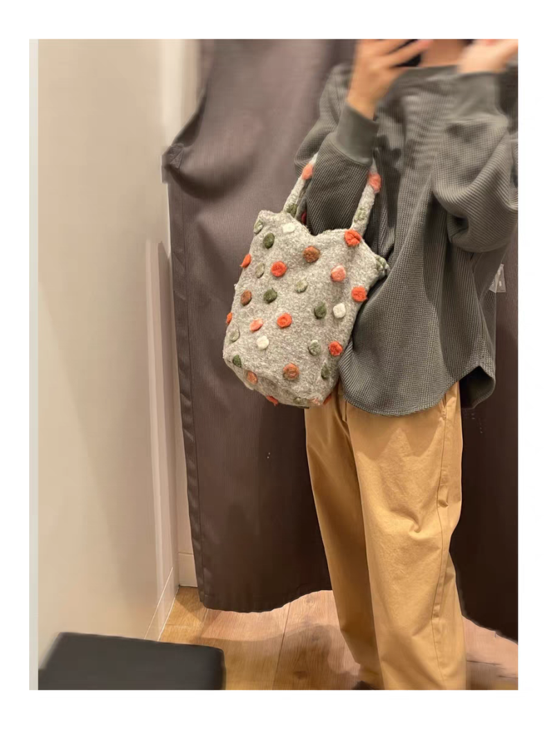 Клатч 手提精致小包秋冬立体彩球球灰色厚实羊毛呢百搭精致实用性水桶手
