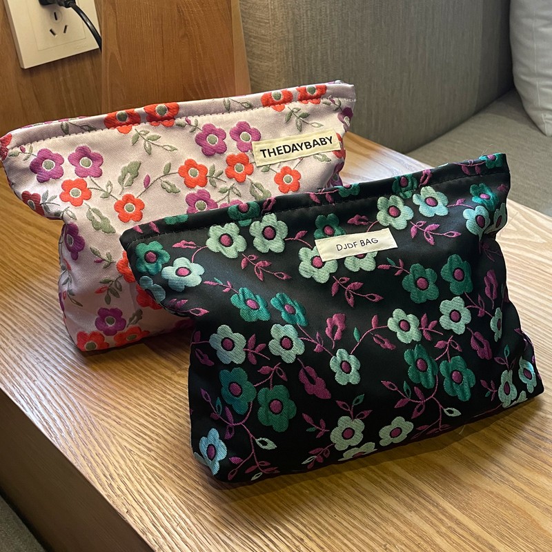 ins新款黑色花儿便携大容量化妆包高颜值旅行洗漱包拉链帆布包女