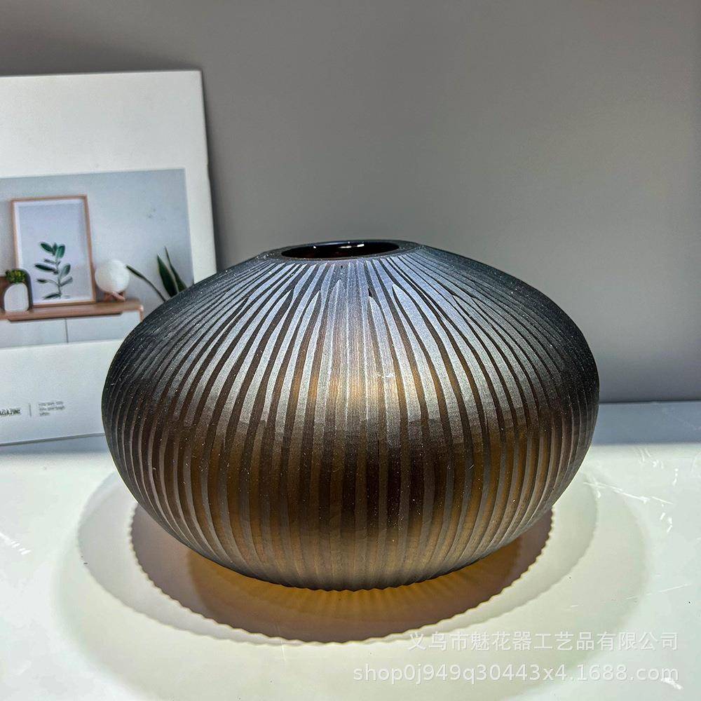 美式现代高级感磨刻竖纹琉璃花瓶办公室摆件样板间插花器高级装饰