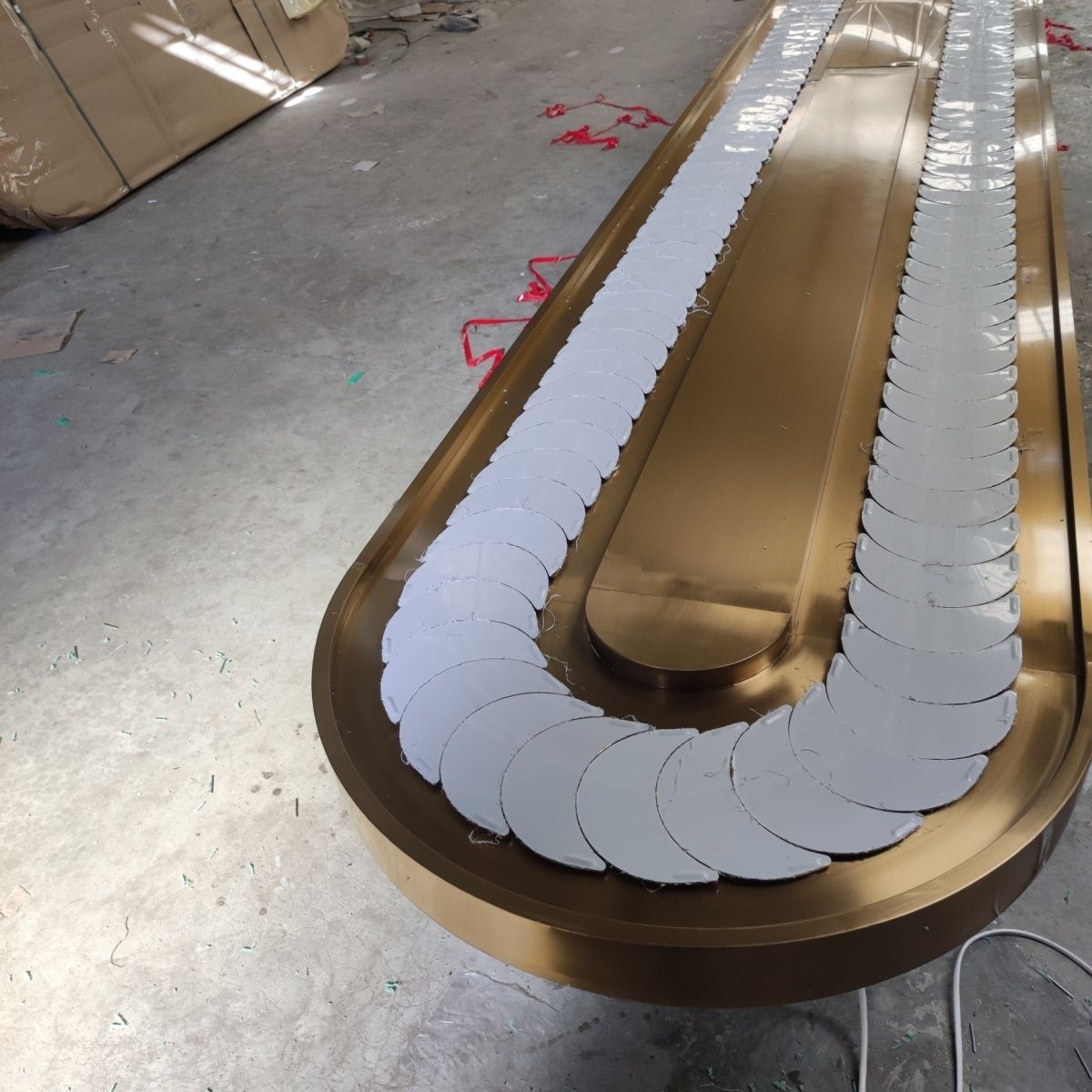 传送带餐桌旋转餐桌无人直播展示台自动旋转小火锅椭圆电动厂家