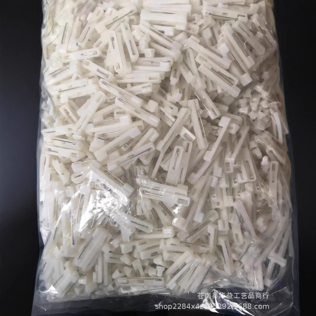 源头工厂批发 通用胸牌工号牌胸卡徽章胸章塑料别针配件 两千/包