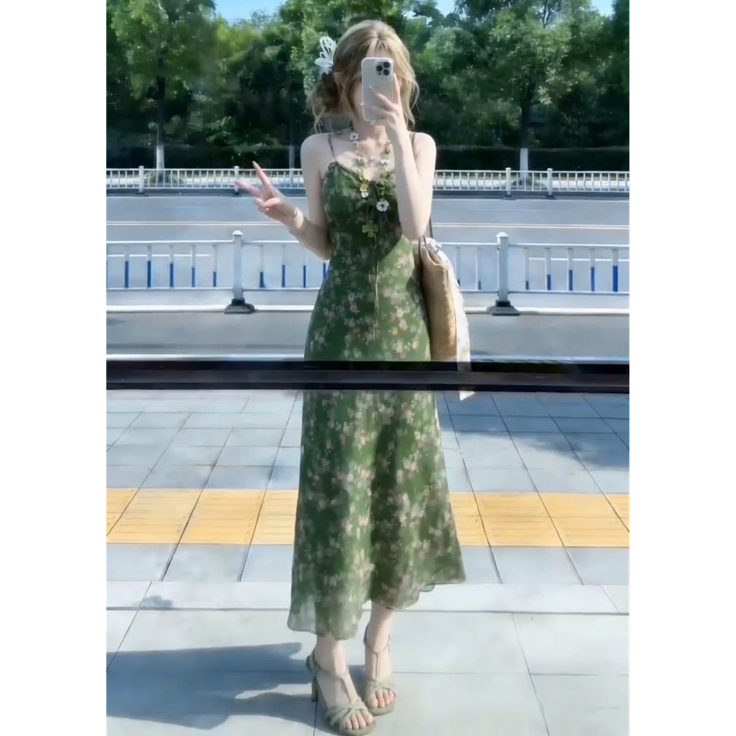 法式海边度假碎花吊带收腰连衣裙夏日清凉性感显瘦绑带印花大长裙