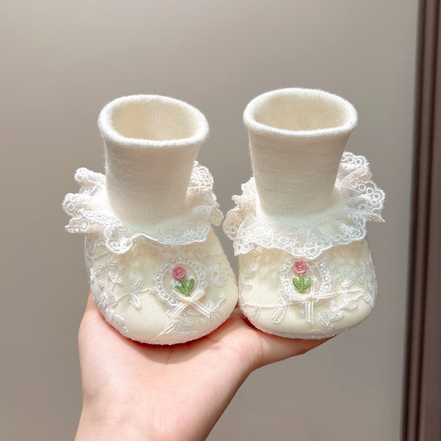 婴儿鞋女宝蕾丝花边鞋袜春秋季保暖防掉脚套6-8-12个月甜美步前鞋