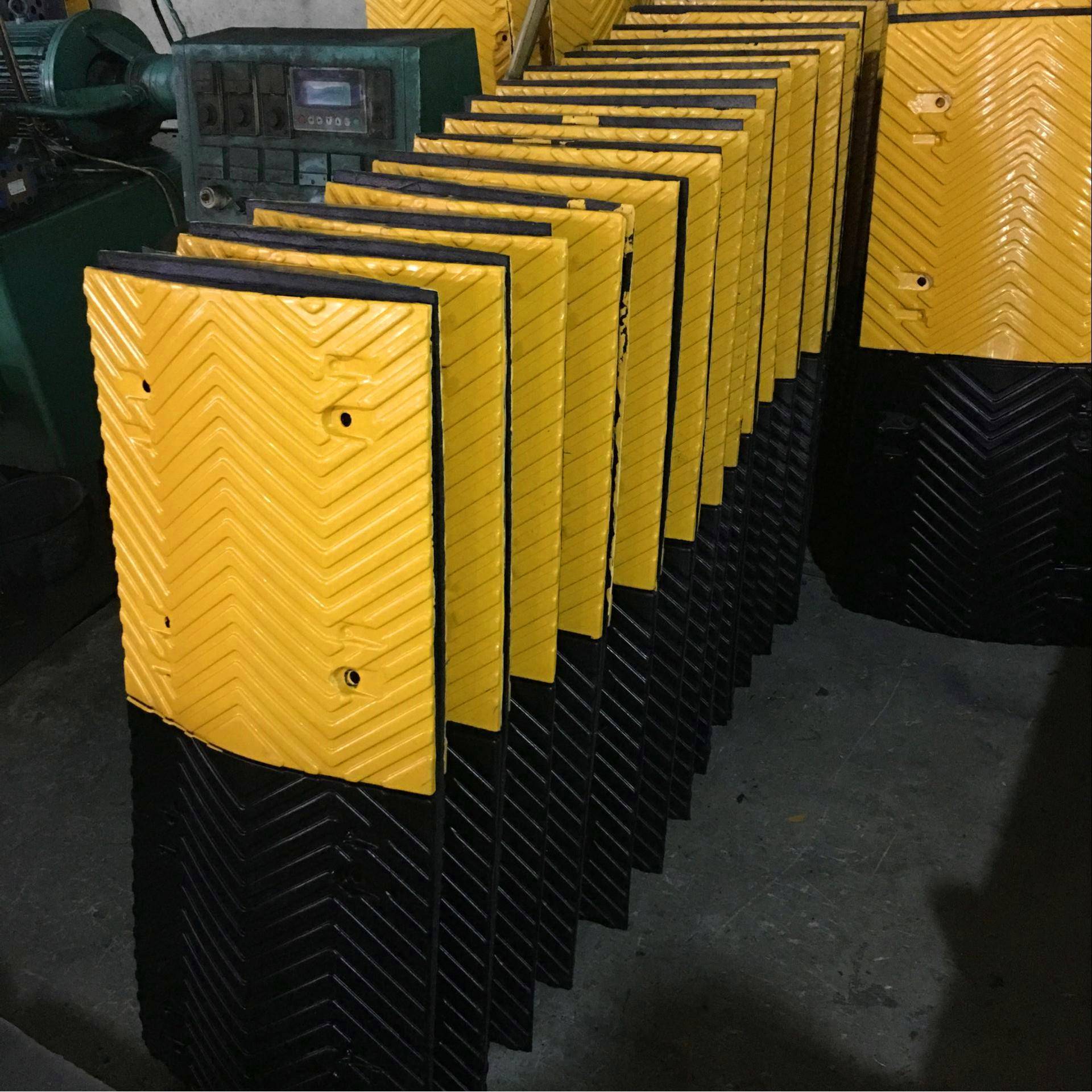 供应宏桥橡塑380mm橡胶铸钢减速带道口板高速路口大车专用