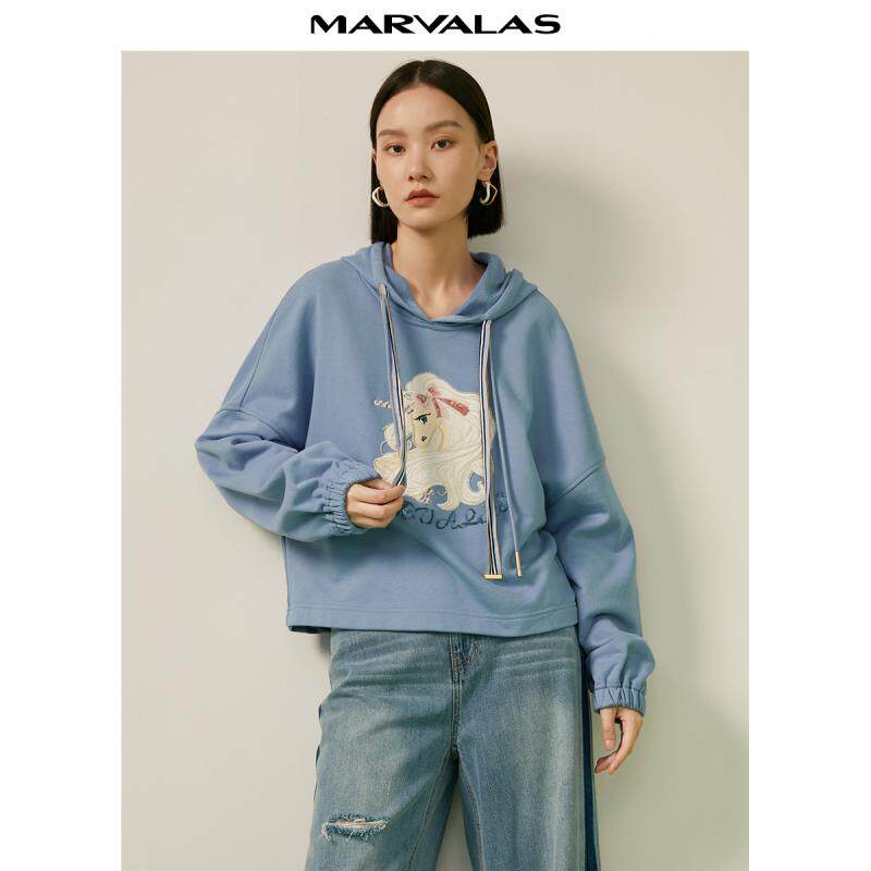 【呼呼严选专享】曼德诗减龄连帽卫衣女2024秋短款落肩印花M33129