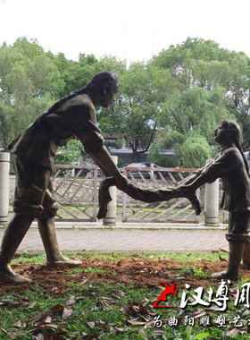 玻璃钢仿铜人物雕塑公园园林景观民俗小品雕塑帮妈妈洗衣裳雕塑