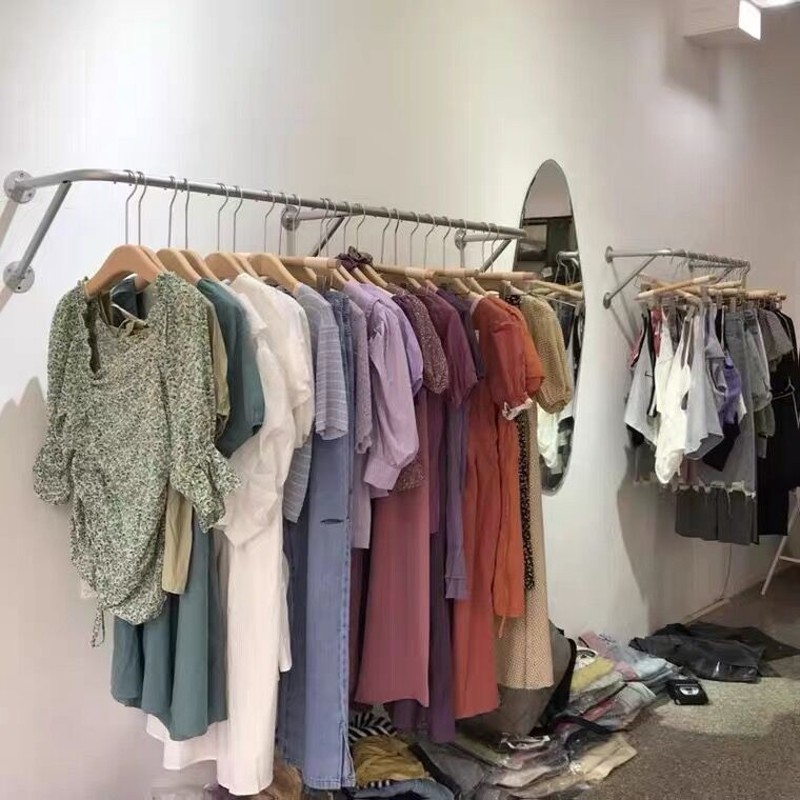 服装店上墙展示架墙上侧挂壁挂衣架男女装陈列架银色横杆货架正挂