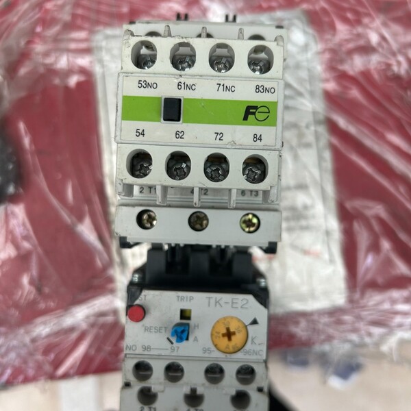 交流接触器SC-E1，型号SE32AA-C，带辅助头和热 - 实物图