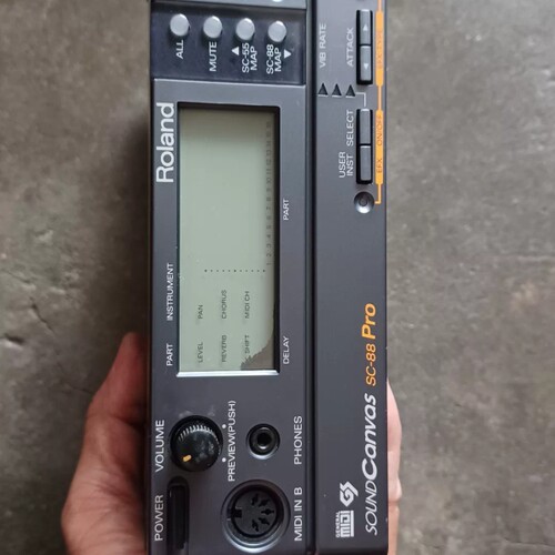 罗兰SC-88Pro音源，，显示屏左下角漏液痕迹。
