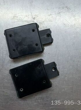 出两件DCI设计黑色滑轨组件，每个都四个安装孔上