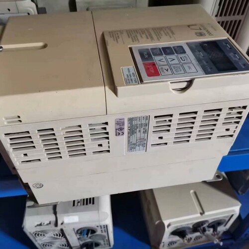 安川L7变频器 11KW 380V 上盖发黄 无 功能正议价