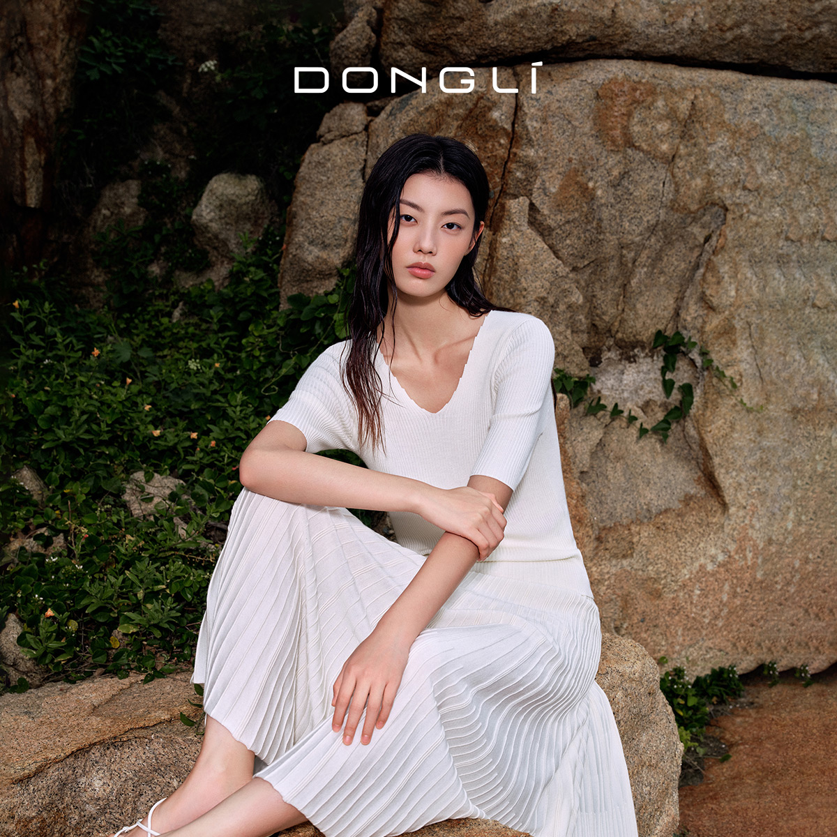 东黎女士精纺波浪纹V领短袖T恤