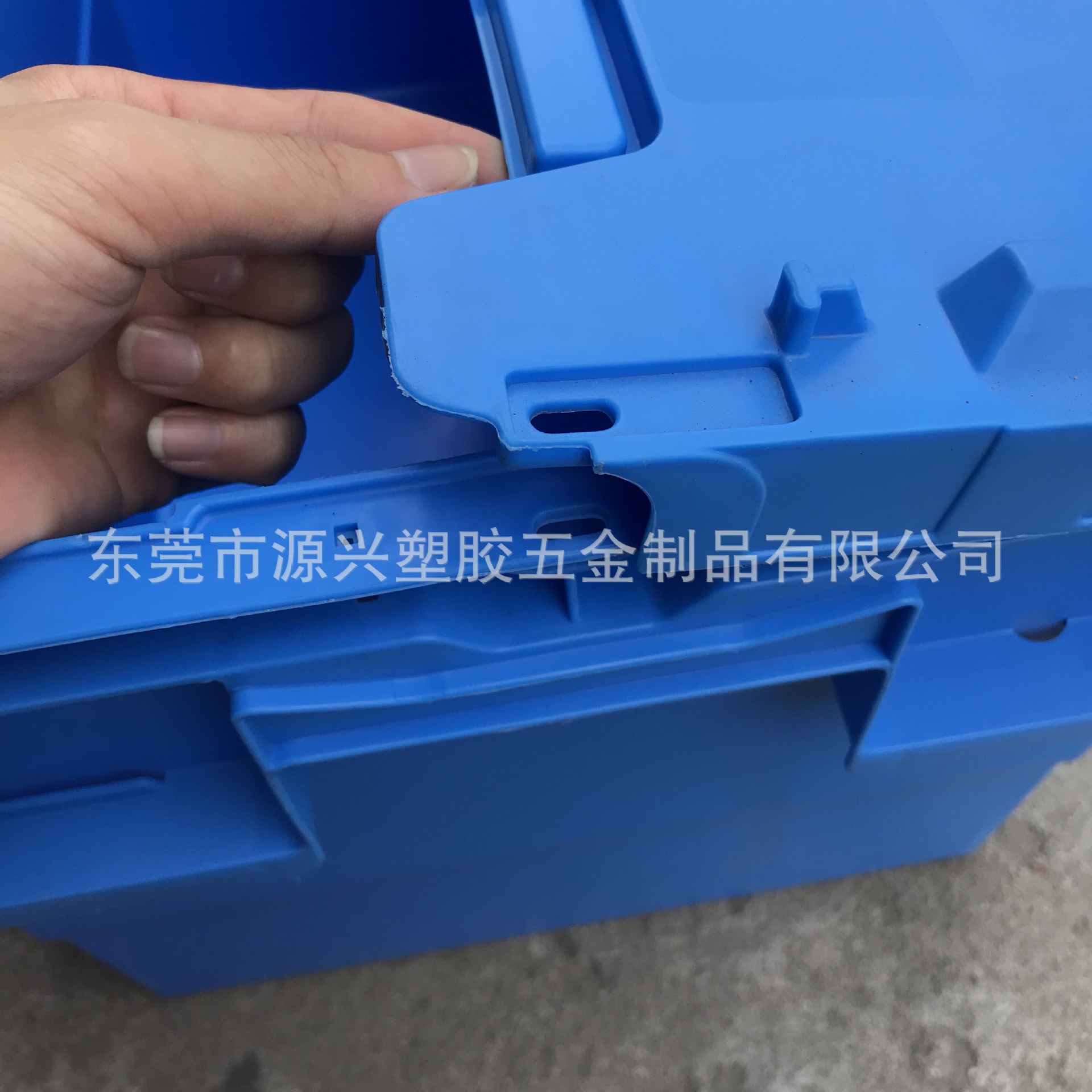 可上锁防盗周转箱 塑料带盖物流运输箱 翻转开盖一体式整理箱