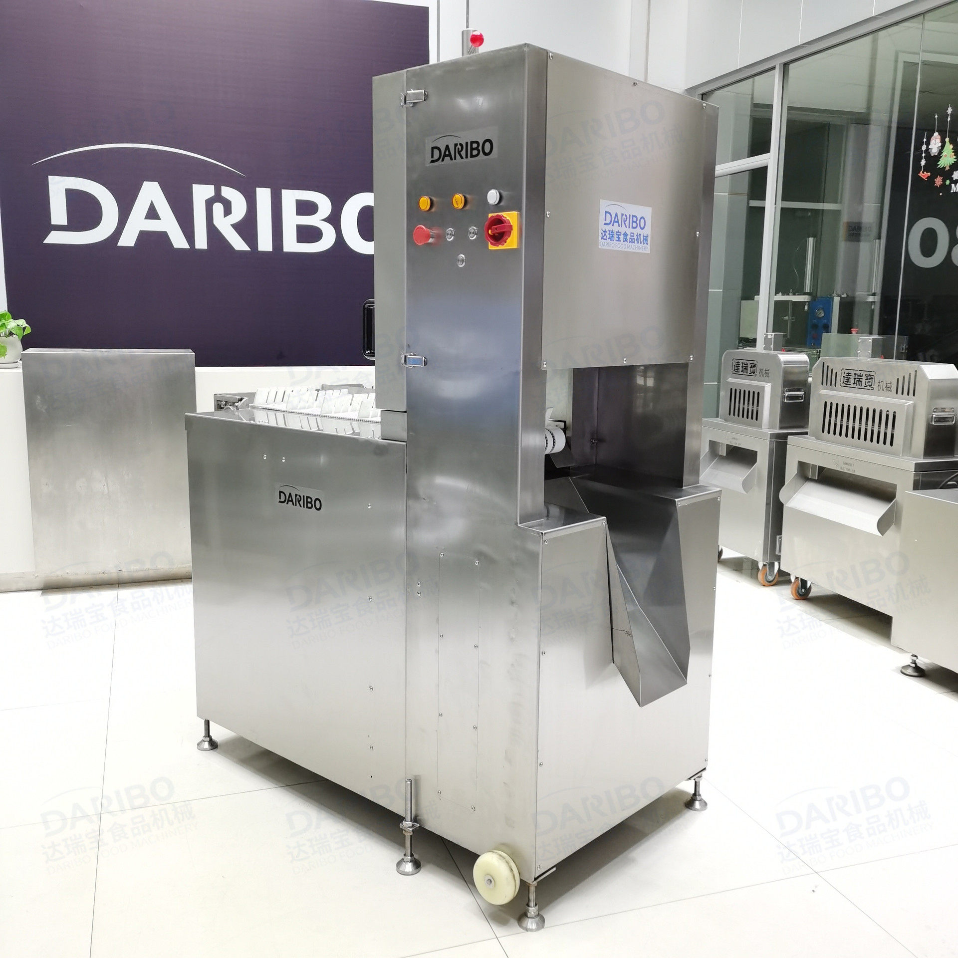 l低温猪肘子切块机 低温鱼肉锯块机锯鱼排另售冷冻鱼对半锯切设备