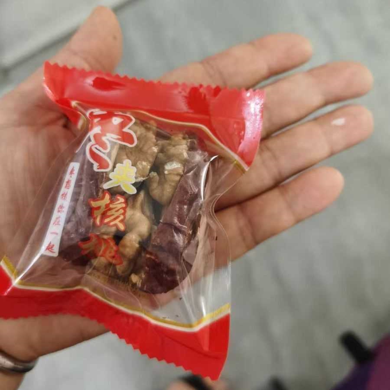 新货红枣夹核桃仁抱抱果和田大枣夹纸皮核桃夹心干货坚果开胃零食