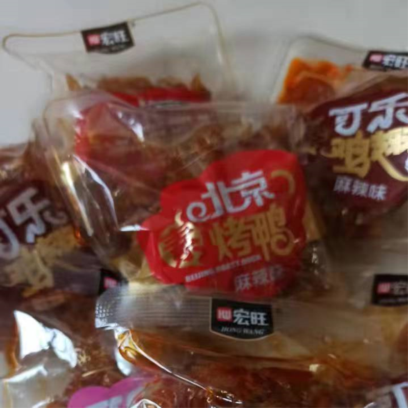 宏旺北京烤鸭素鸡翅素烤鸭甜辣麻辣烧烤味怀旧休闲零食辣条批发