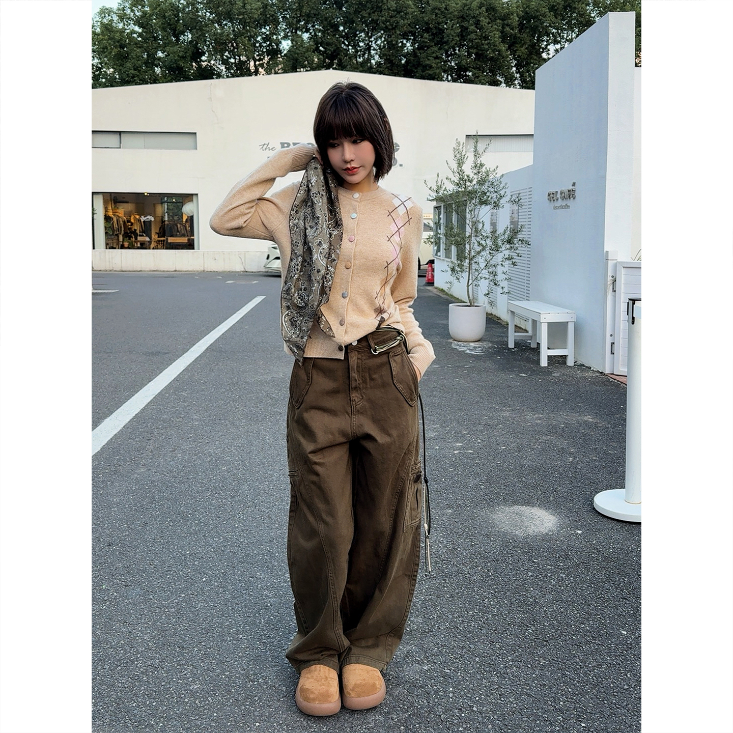 弯刀牛仔裤不对称口袋皮标