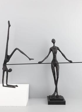 现代简约创意倒立人物雕塑摆件别墅客厅电视柜样板房家居软装饰品