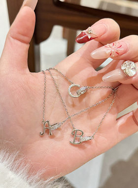 原创带钻26字母项链女2026新款轻奢小众设计钛钢不掉色锁骨链