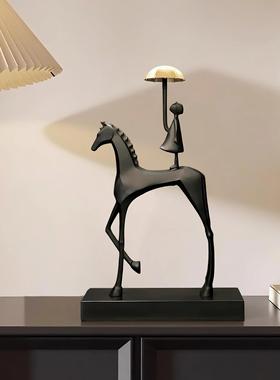 现代简约马背女孩打伞摆件轻奢酒柜书房办公桌入户玄关金属装饰品