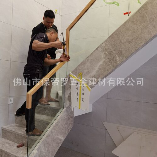 无框楼梯玻璃栏杆地槽无框玻璃护栏简约榉木楼梯扶手
