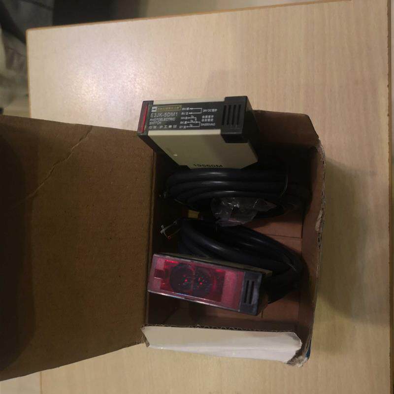 沪工E3JK-5DM1-5L对射型光电开关全新实物图有一个无包装