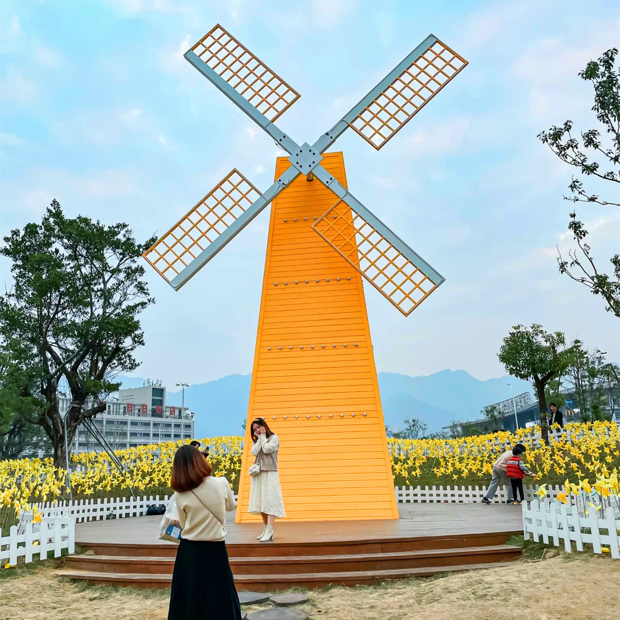 大型防腐木电动景观风车 城镇建设钢结构框架实动态美陈道具风车