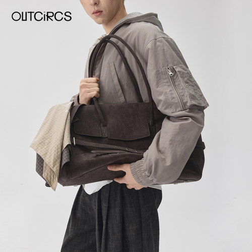 OUTCiRCS26AW超大号单肩包