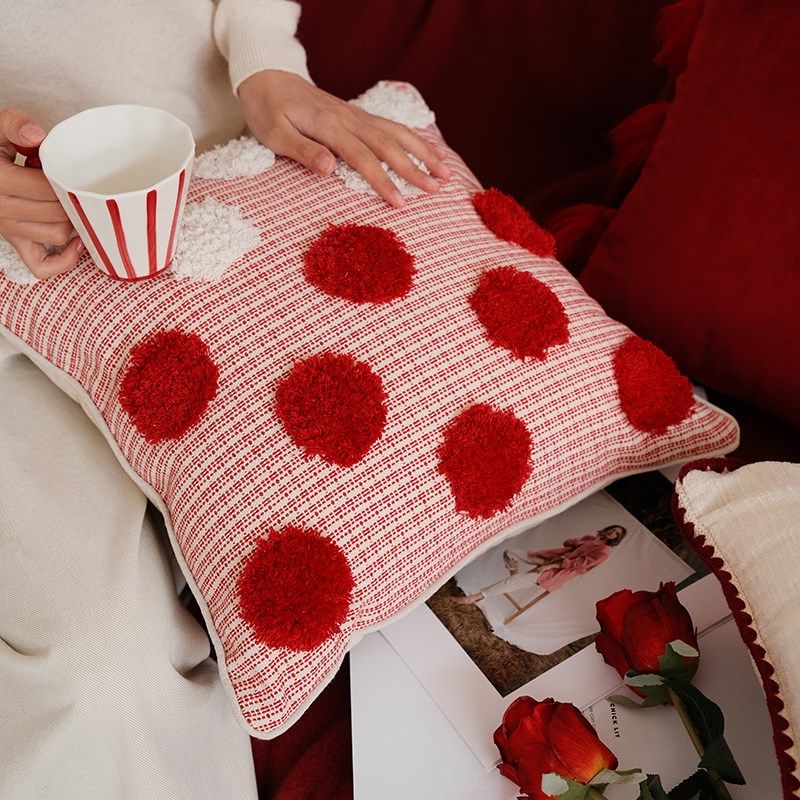 精选红色波点丝绒刺绣抱枕结婚一对客厅沙发靠枕轻奢高级感喜庆可