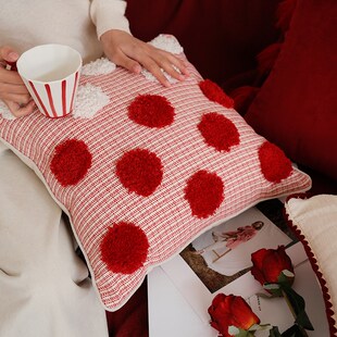 精选红色波点丝绒刺绣抱枕结婚一对客厅沙发靠枕轻奢高级感喜庆可