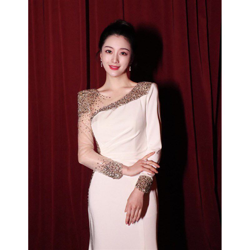 白色主持人晚礼服裙女2025新款端庄大气高级感公司年会春晚演出服