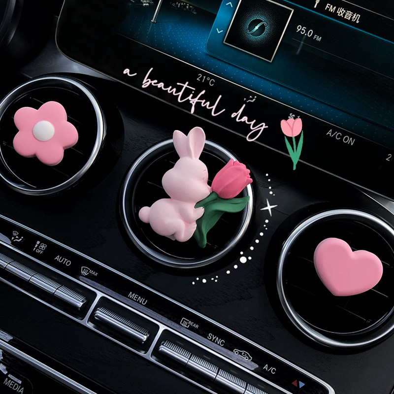 创意抱花兔车载香薰可爱扩香石空调出风口汽车装饰车内饰品摆件女