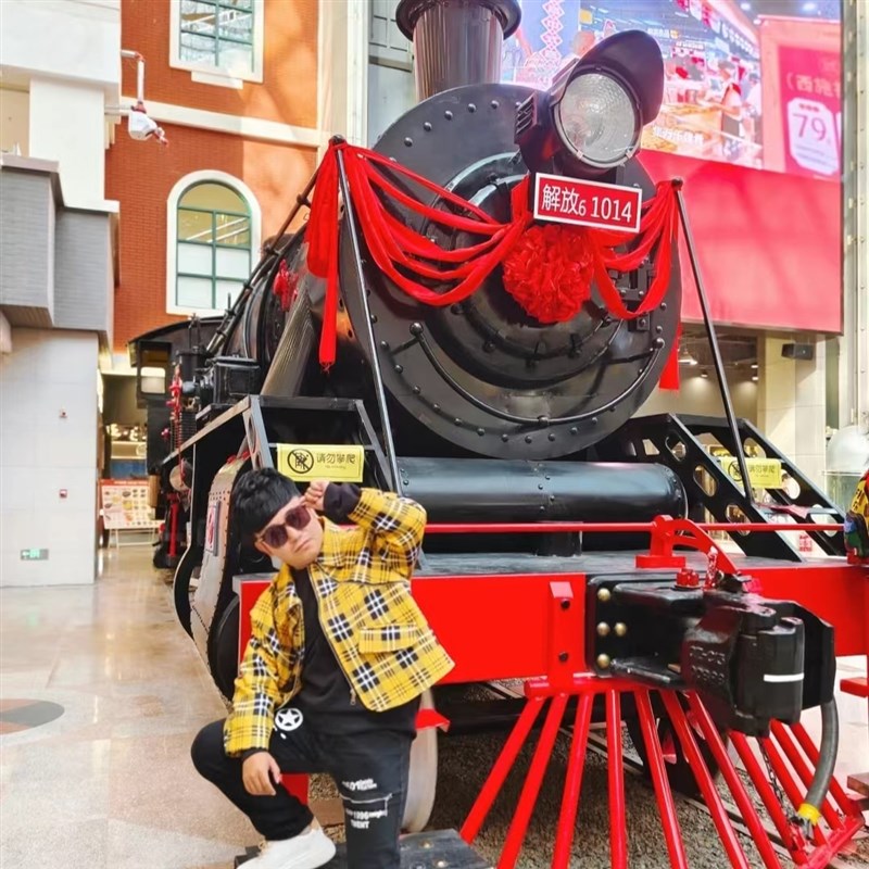 大型复古火车头模型网红拍摄打卡樱花有轨电车火车头创意装饰品