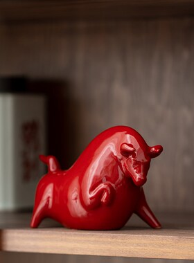 创意陶瓷中国红瓷牛气冲天招财生肖牛动物茶桌客厅玄关装饰小摆件