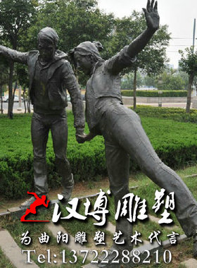 玻璃钢铸铜浪漫情侣火车道牵手人物雕户外大型广场园林雕像定制做