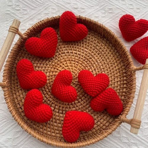毛线钩织红色爱心胸针