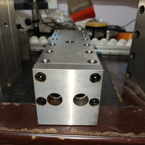 端盖左右两头进气260长喷丝板模头