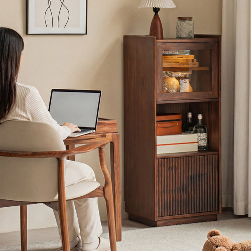 实木竖柜收纳强：胡桃木质感